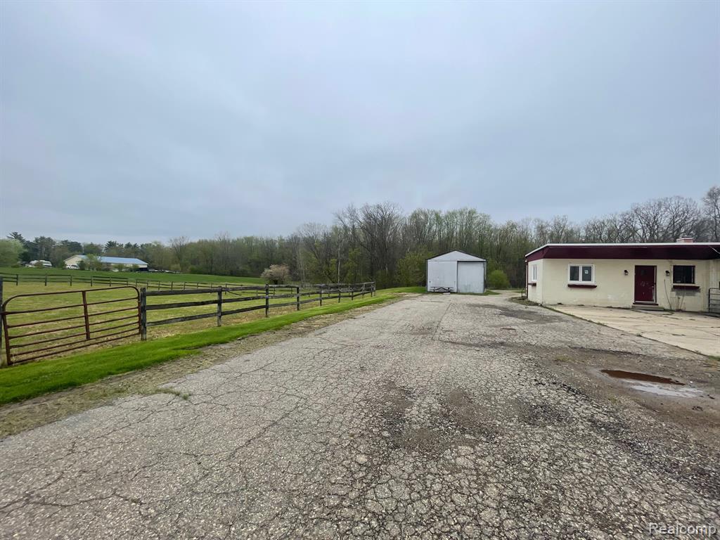 8261 Fenton Road, Grand Blanc, MI 48439 — Photo 7
