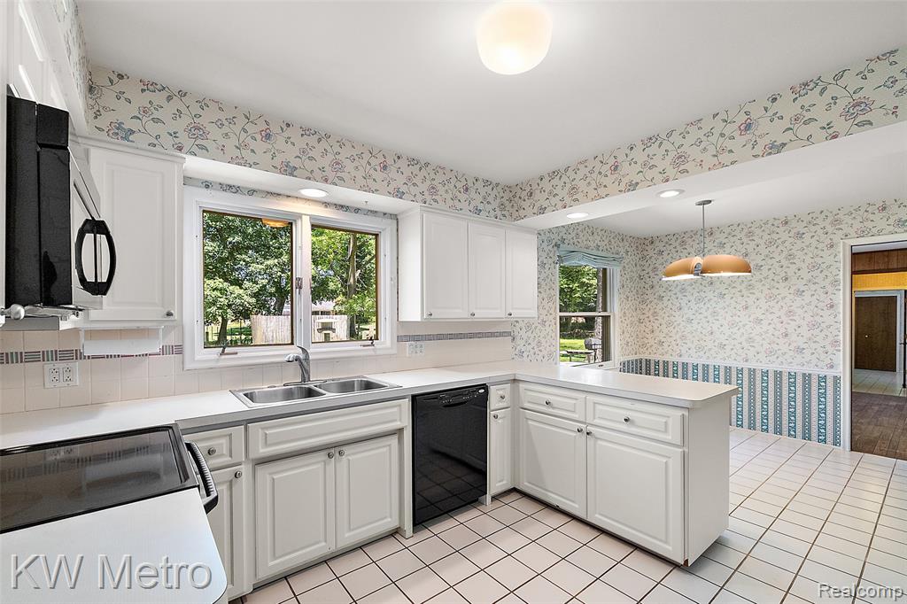 7036 Lindenmere Drive, Bloomfield Hills, MI 48301 — Photo 11