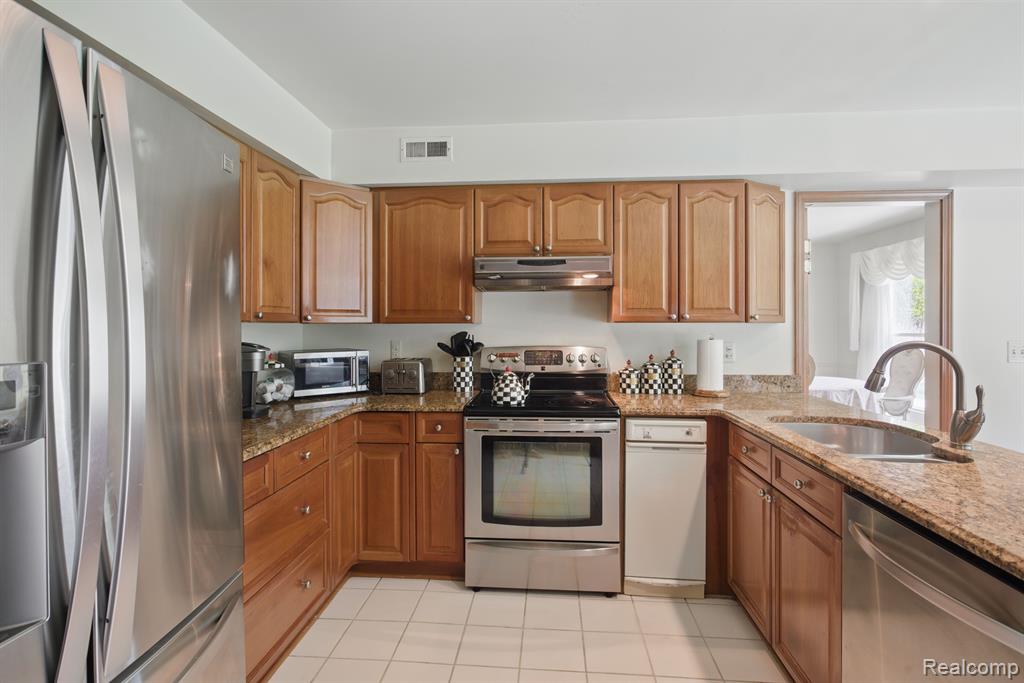 5389 Vincennes Drive, Bloomfield Hills, MI 48302 — Photo 32