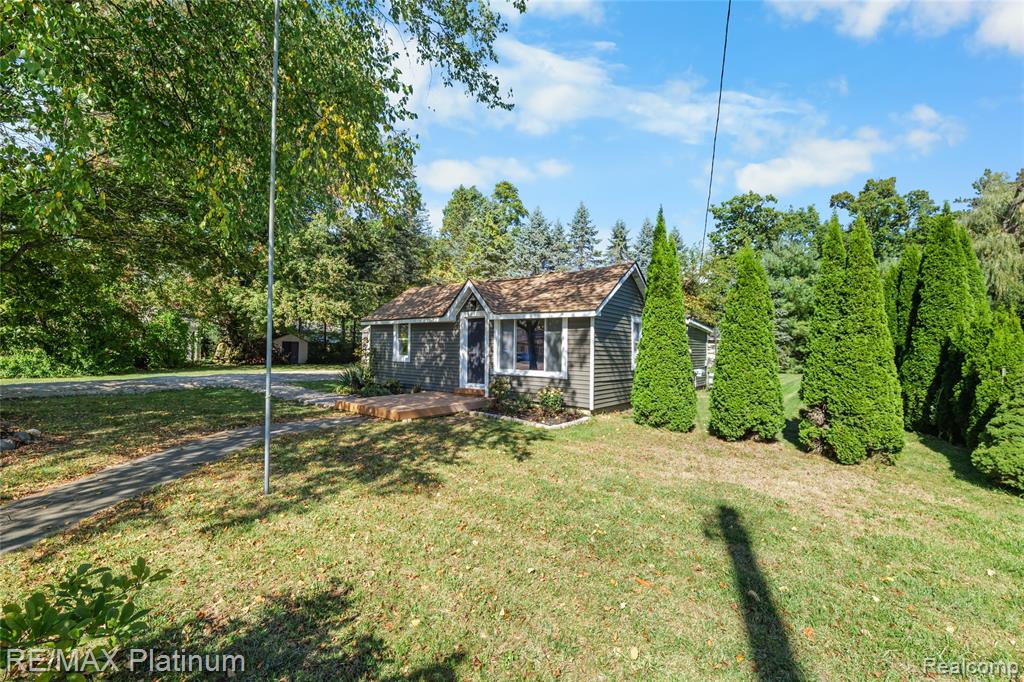 1605 S Hughes Road, Brighton, MI 48114 — Photo 2