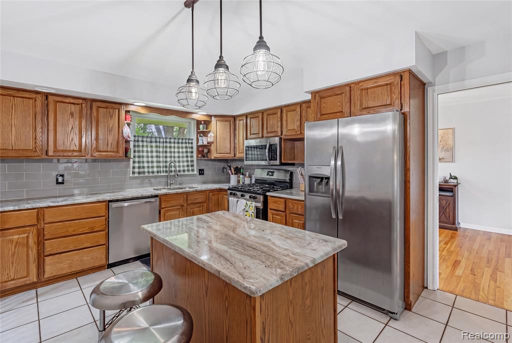 1070 Woodview Drive, Flint, MI 48507 — Photo 17