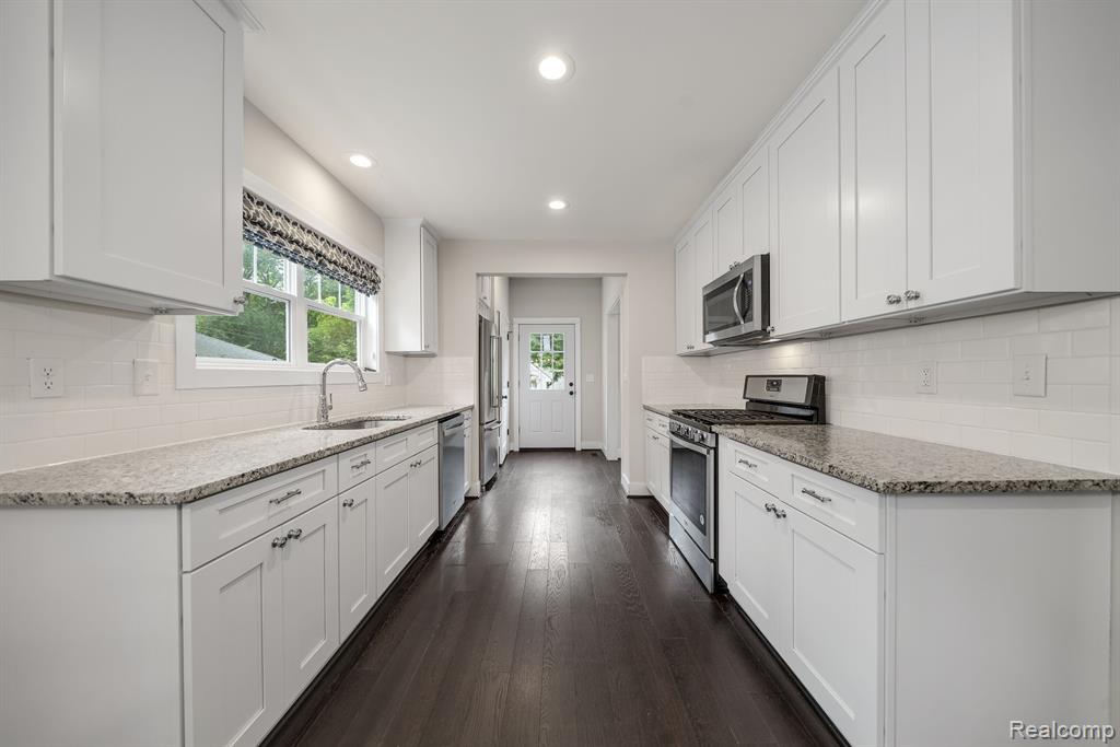 821 MAXWELL Avenue, Royal Oak, MI 48067 — Photo 11