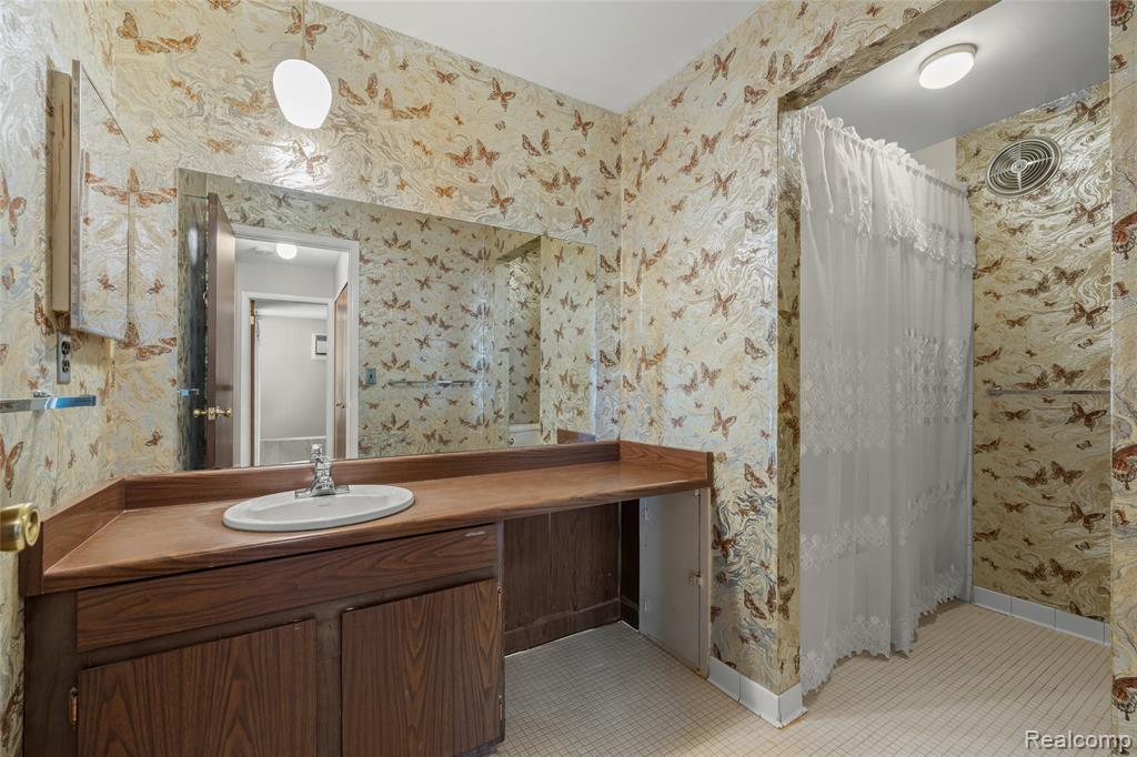 4909 Crooks Road, D6, Royal Oak, MI 48073 — Photo 15