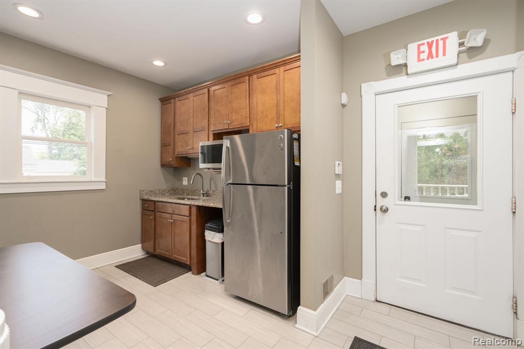 640 W University Drive, Rochester, MI 48307 — Photo 15