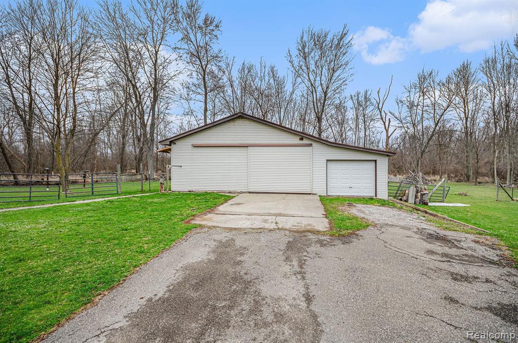 8297 Jordan Road, Grand Blanc, MI 48439 — Photo 29