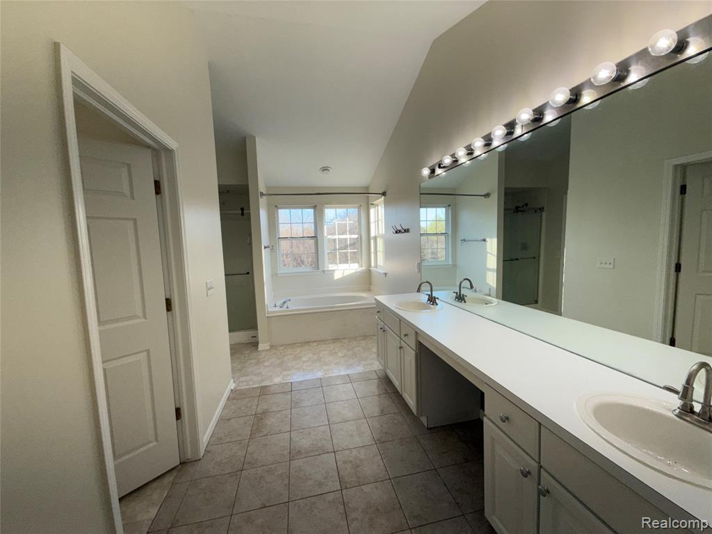 4377 Brighton Drive, Grand Blanc, MI 48439 — Photo 17