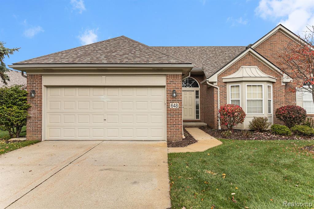 648 WOODHAVEN Drive, Commerce Twp, MI 48390 — Photo 33
