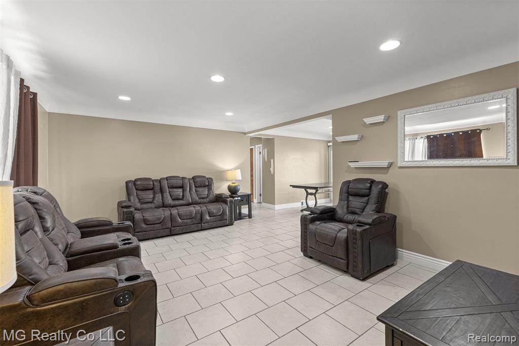 8671 Whitefield Street, Dearborn Heights, MI 48127 — Photo 3