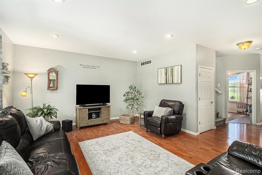 8433 Thorn Hill Drive, Howell, MI 48843 — Photo 10