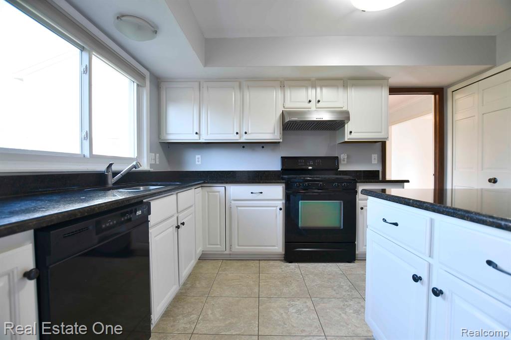 685 ESSEX Drive, Rochester Hills, MI 48307 — Photo 6
