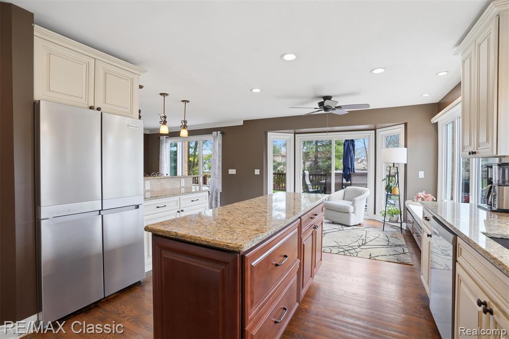 1726 Pondview Lane, Commerce Twp, MI 48382 — Photo 23