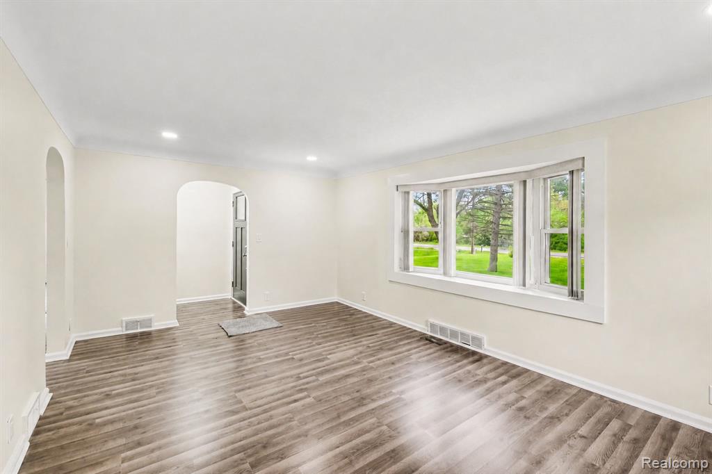 1093 W Maple Avenue, Burton, MI 48507 — Photo 3