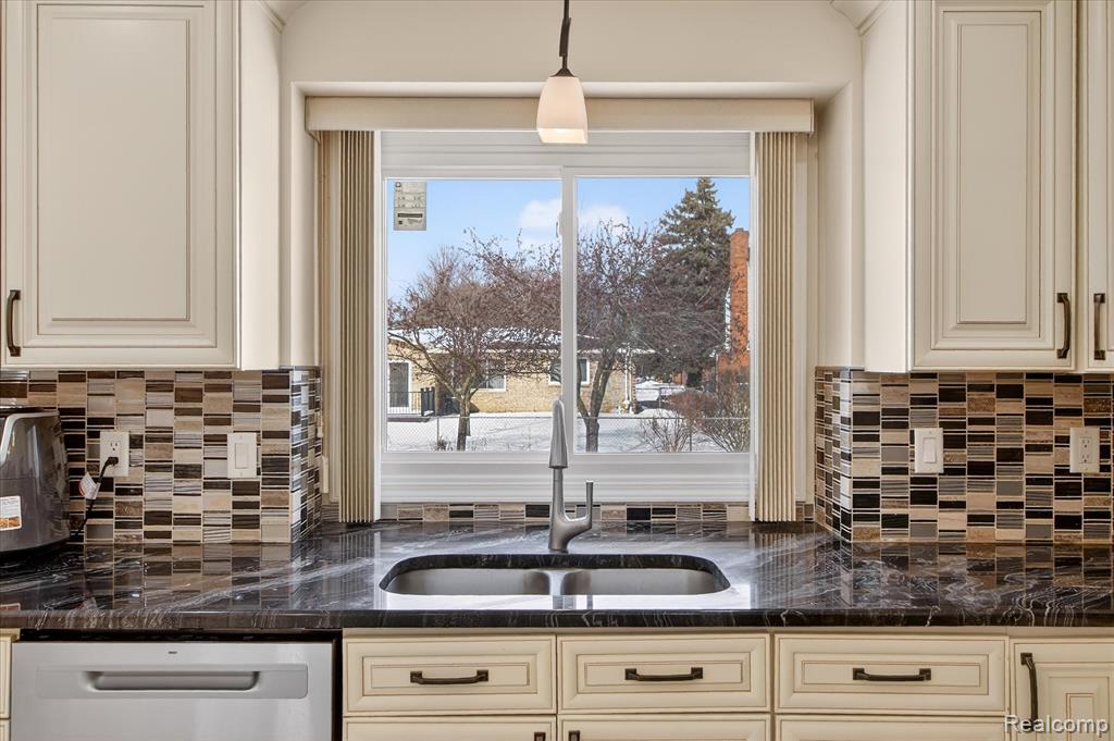 6857 Bridgemont Drive, Canton, MI 48187 — Photo 27