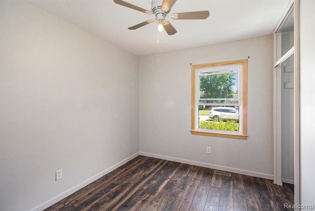 2665 LOS ANGELES Drive, Wolverine Lake, MI 48390 — Photo 16