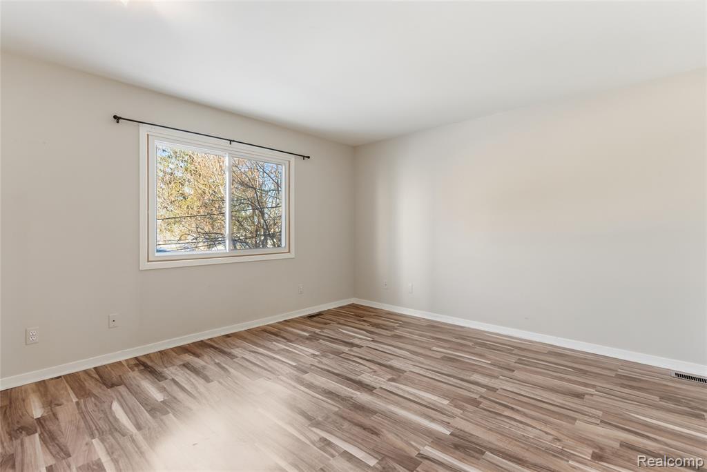 5654 Rowley Boulevard, Waterford, MI 48329 — Photo 18