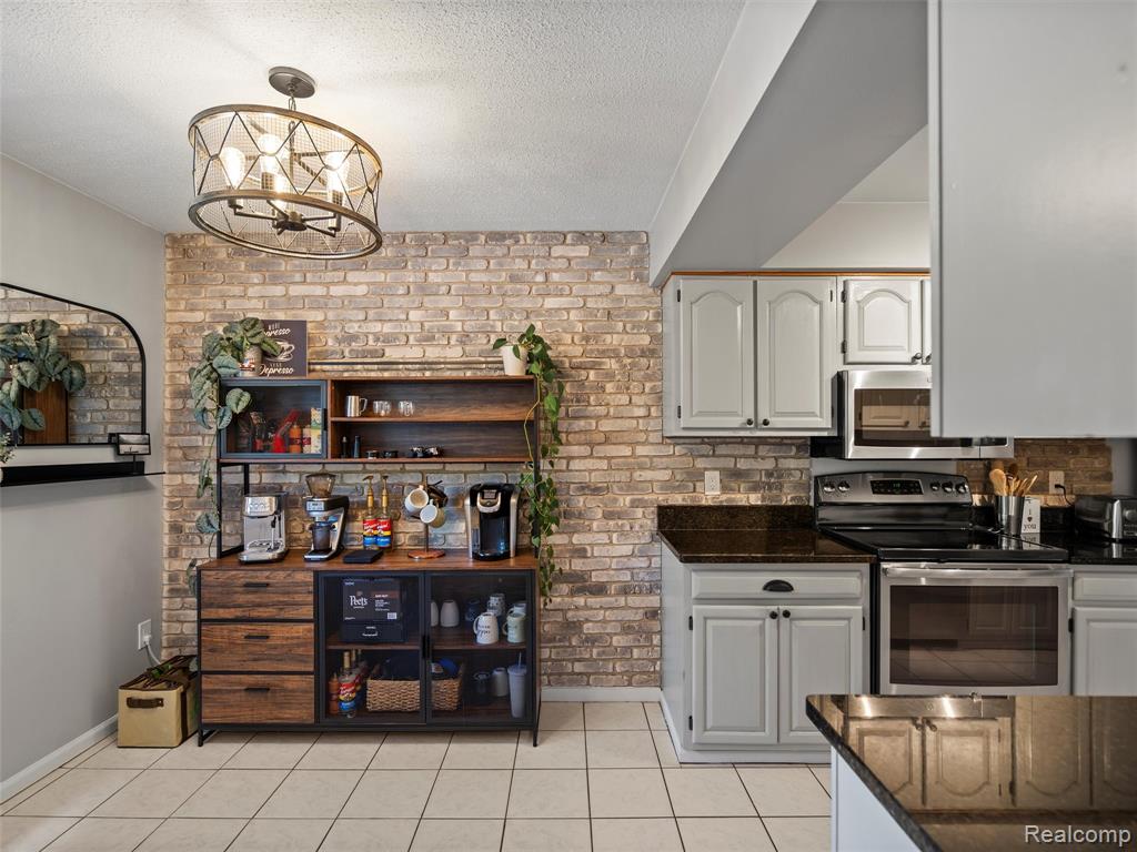 65 Stratford Lane, Rochester Hills, MI 48309 — Photo 15