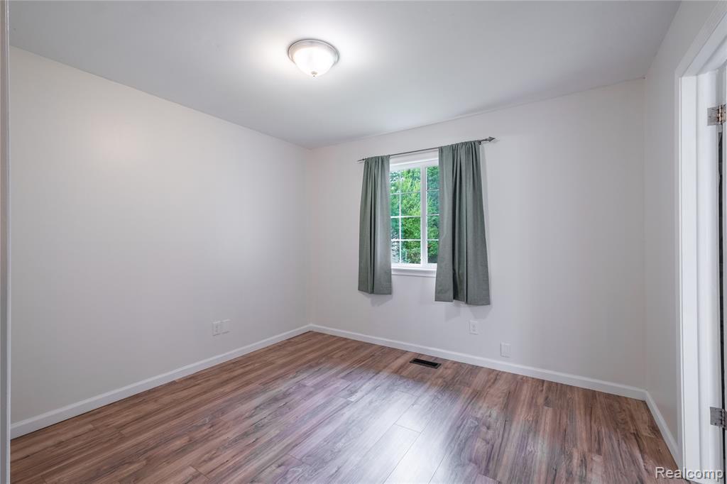 5482 Liberty Bell Road, Grand Blanc, MI 48439 — Photo 11