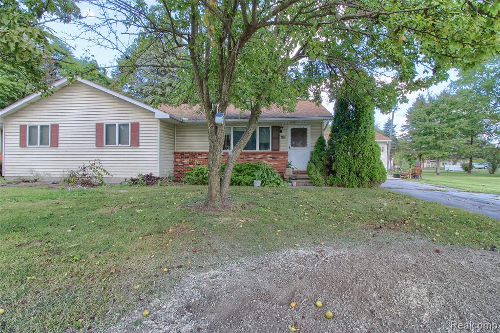 600 Oakville Waltz Road, New Boston, MI 48164 — Photo 2