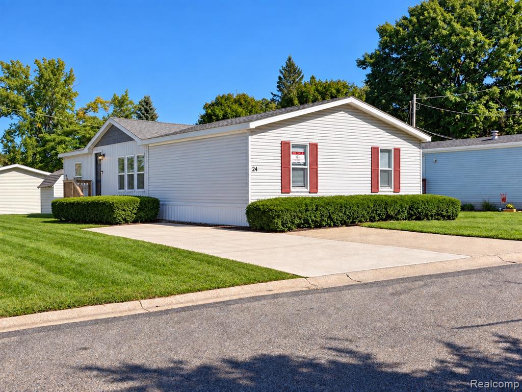24 Hill Drive, Fenton, MI 48430