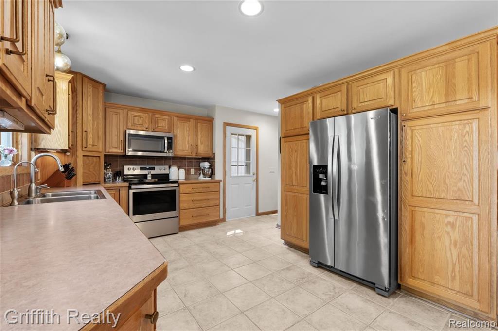 6531 Catalpa Drive, Brighton, MI 48116 — Photo 10