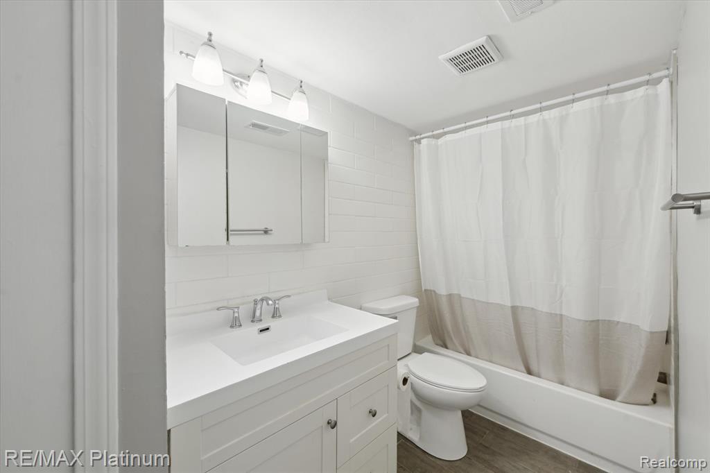 8723 Meadowbrook Drive, Brighton, MI 48116 — Photo 16