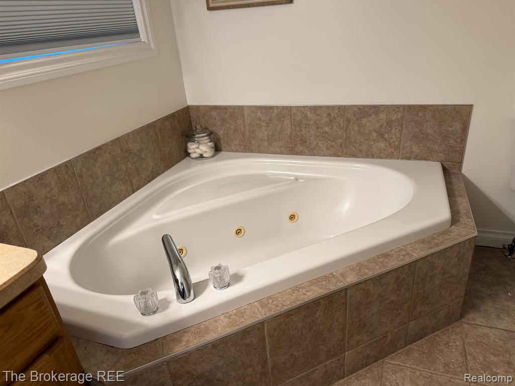 9133 PEMBROOK Drive, Davison, MI 48423 — Photo 10