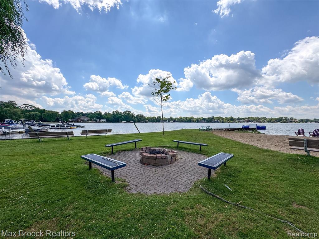 4695 Maura Lane, West Bloomfield, MI 48323 — Photo 10