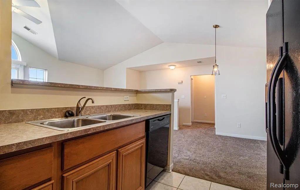 27261 HIDDEN OAKS Drive, Trenton, MI 48183 — Photo 5