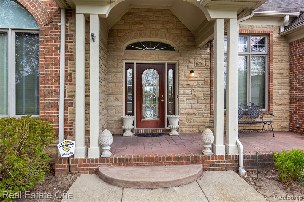 10215 Mill Pointe Drive, Goodrich Vlg, MI — Photo 4