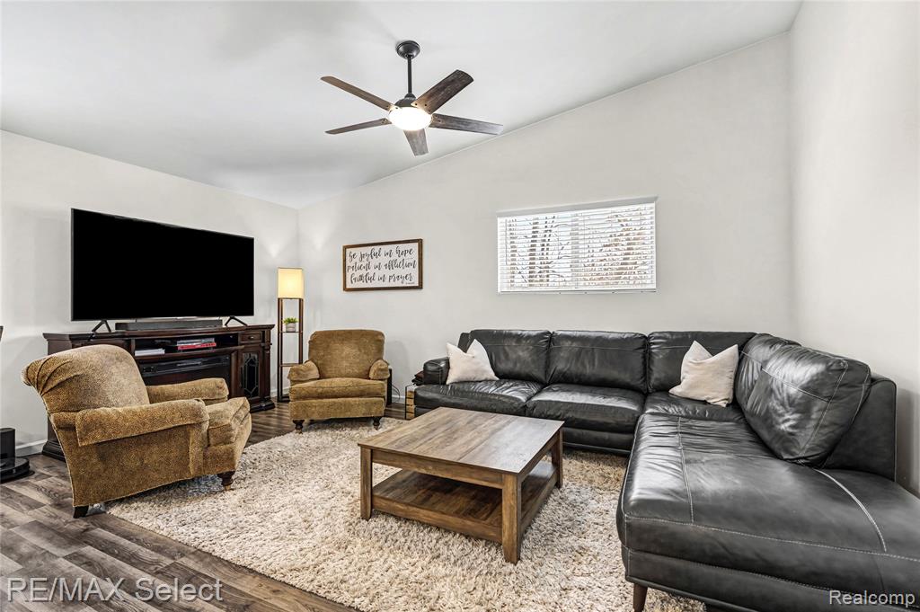 10311 Walnut Shores Drive, Fenton, MI 48430 — Photo 16