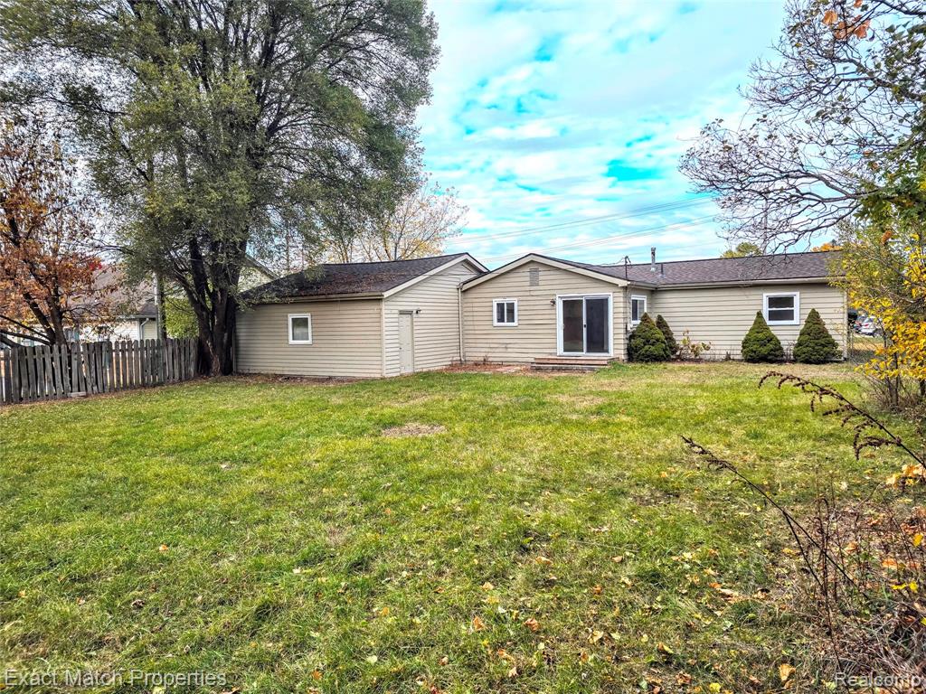 4935 Pontiac Lake Road, Waterford, MI 48328 — Photo 14