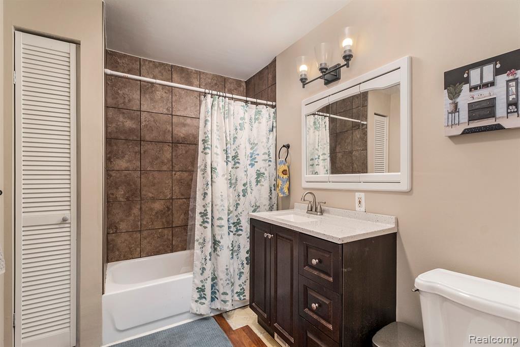 2305 Hester Court, Keego Harbor, MI 48320 — Photo 17