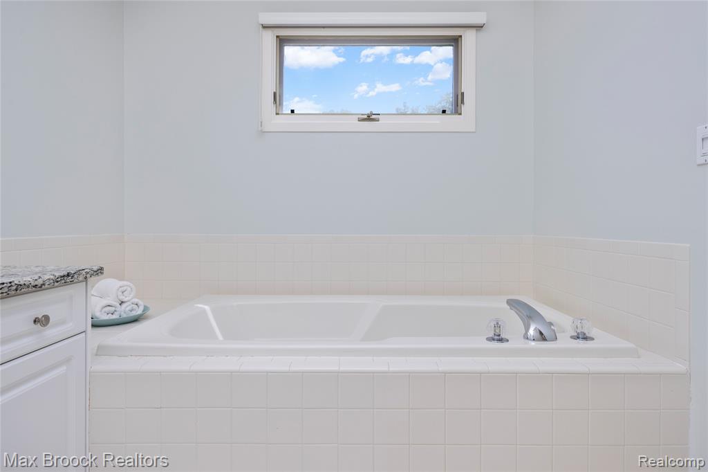 4860 Lagoons Circle, West Bloomfield, MI 48323 — Photo 41