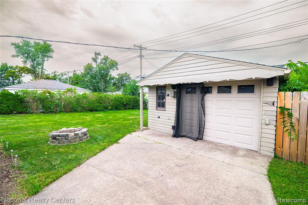 47337 Winthrop Street, Shelby Twp, MI 48317 — Photo 17