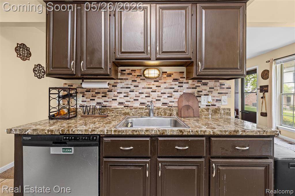7736 Lake Ridge Drive, Waterford, MI 48327 — Photo 14