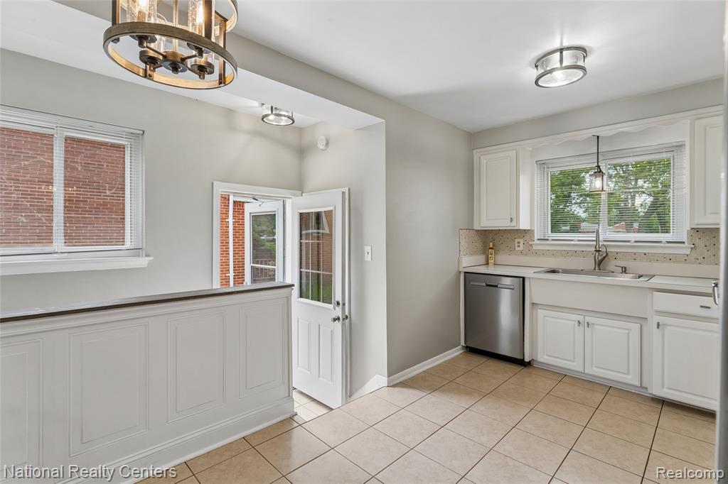 8108 Whitefield Street, Dearborn Heights, MI 48127 — Photo 6