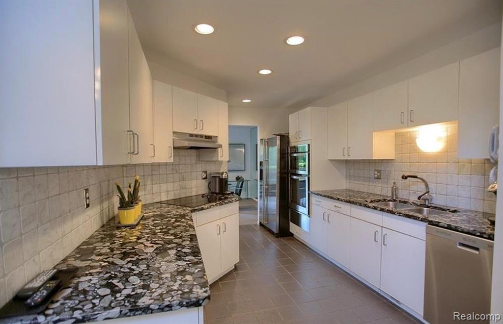 4070 Foxpointe Drive, West Bloomfield, MI 48323 — Photo 9