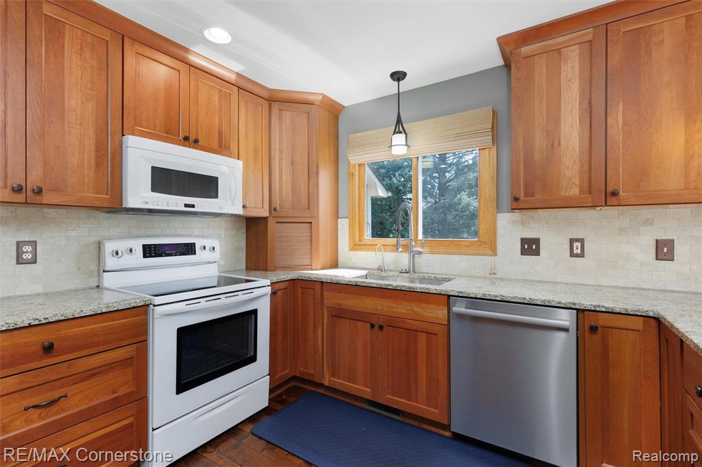501 Alexander Drive, Commerce Twp, MI 48390 — Photo 10