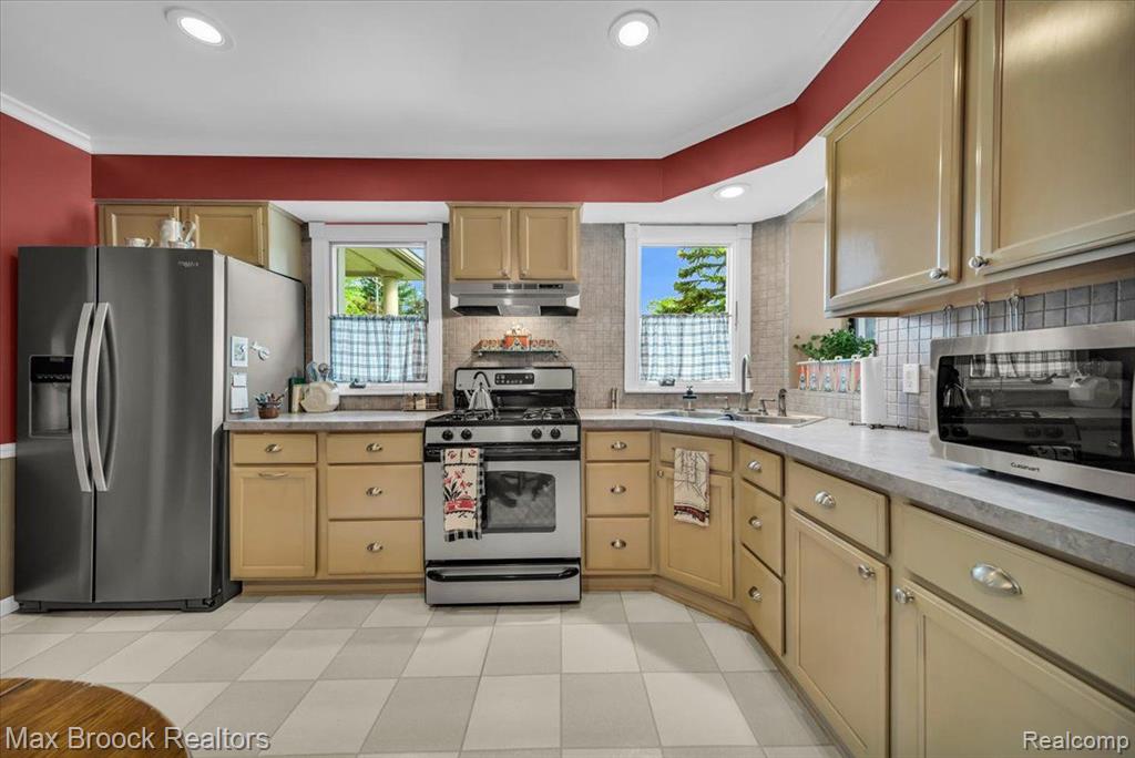 710 HARTLAND Drive, Troy, MI 48083 — Photo 9