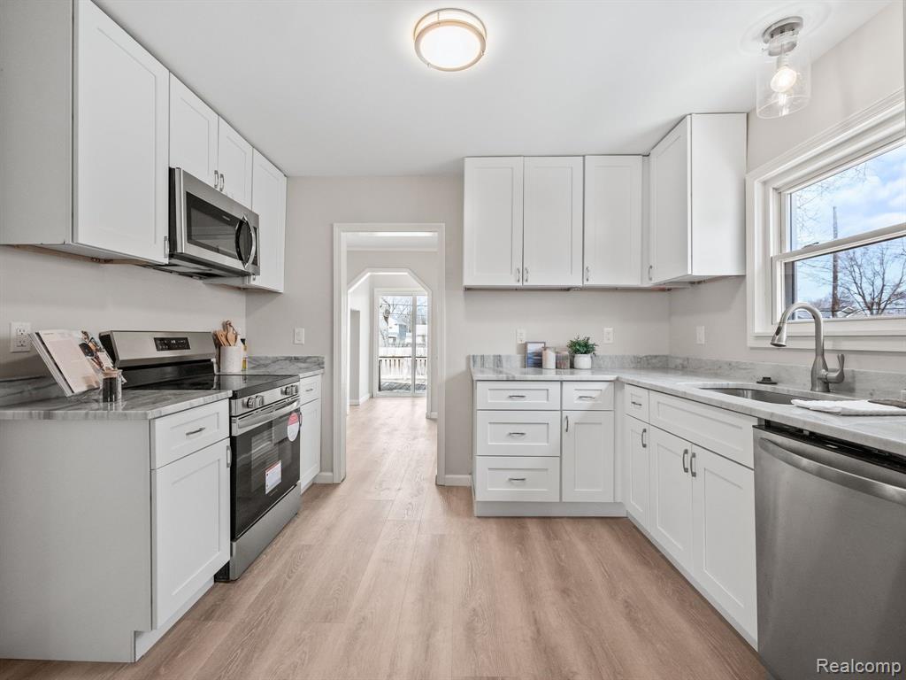 446 W BERNHARD Avenue, Hazel Park, MI 48030 — Photo 12