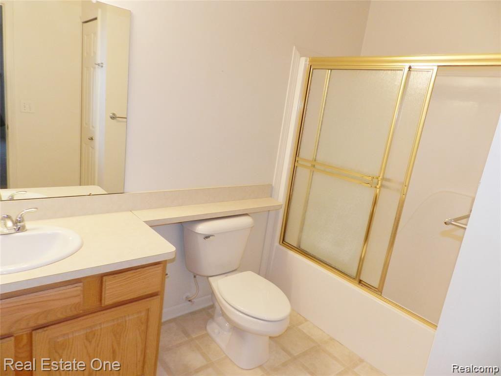 700 AMBERLY DR UNIT B, Waterford, MI 48328 — Photo 9