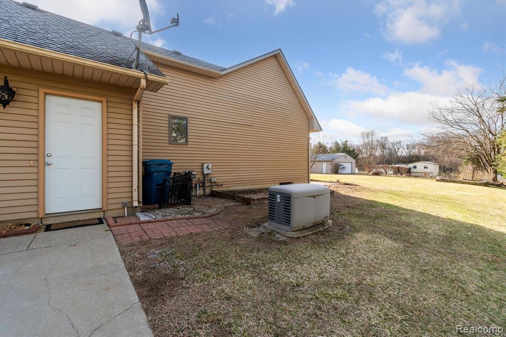 9400 ENGLISHMAN Drive, Fenton, MI 48430 — Photo 37