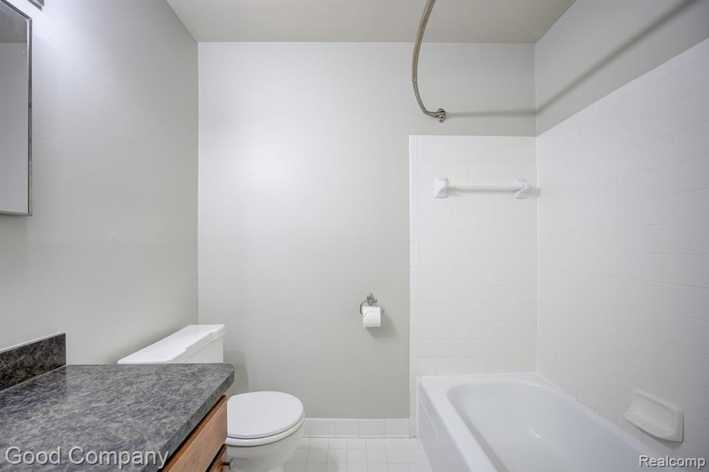 2445 TORQUAY Avenue, 203, Royal Oak, MI 48073 — Photo 21