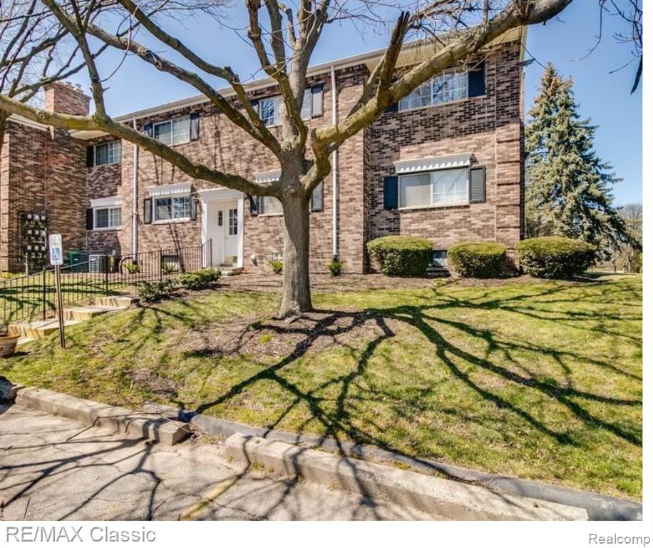 570 E FOX HILLS Drive, Bloomfield Hills, MI 48304 — Photo 3