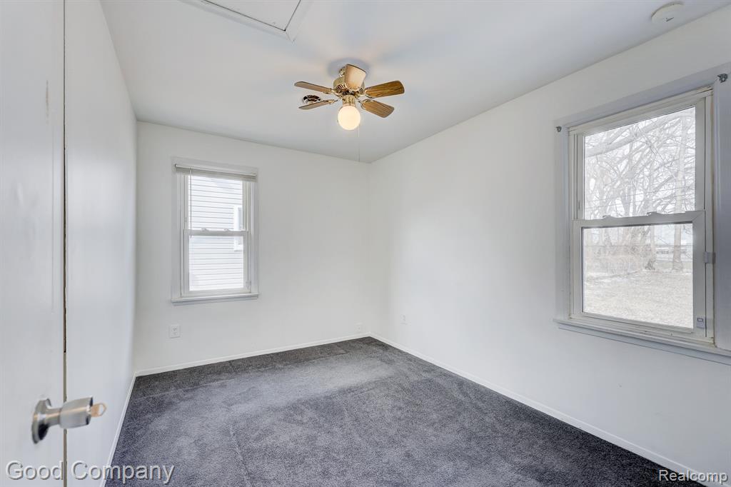555 E Mahan Avenue, Hazel Park, MI 48030 — Photo 17