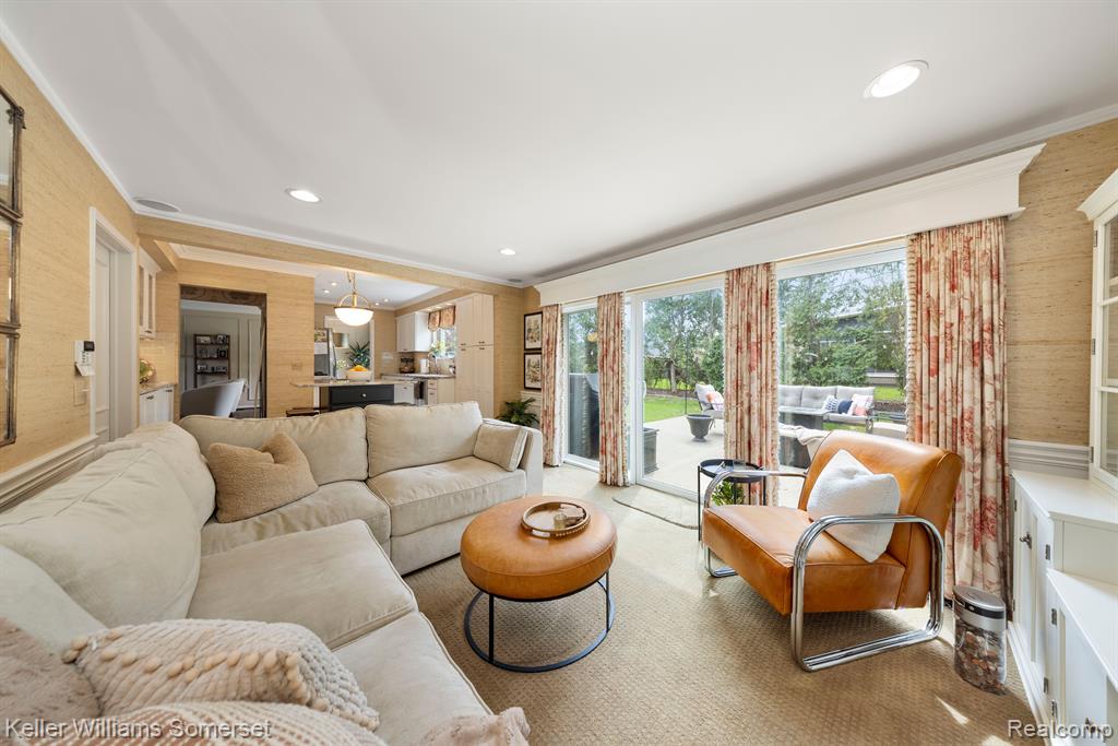 839 COOK Road, Grosse Pointe Woods, MI 48236 — Photo 17