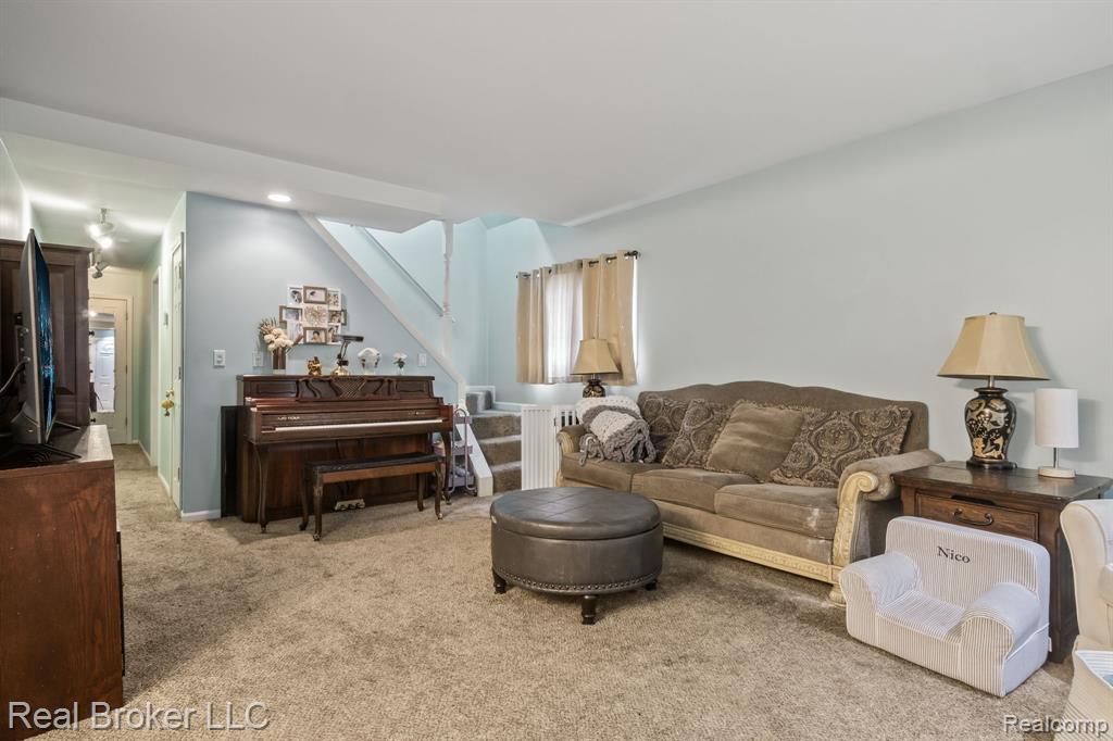 6107 WHITEFIELD Street, Dearborn Heights, MI 48127 — Photo 10