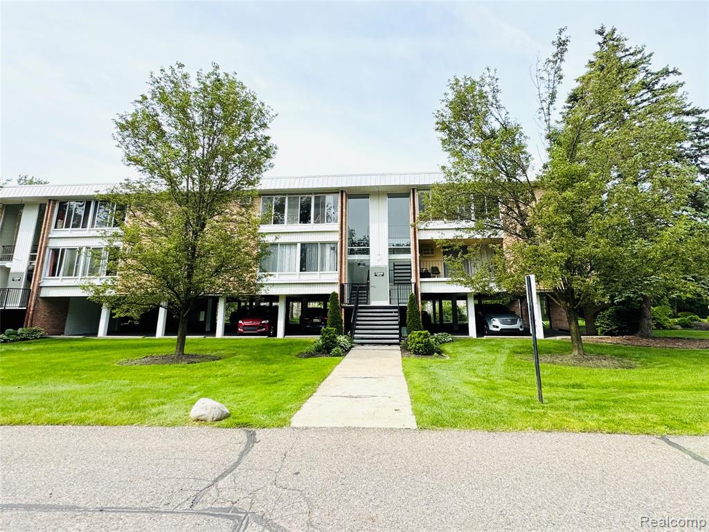32040 Grand River Avenue, 47, Farmington, MI 48336 — Photo 2