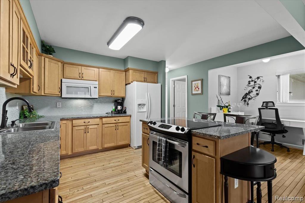 7928 MEADOW Drive, Waterford, MI 48329 — Photo 9