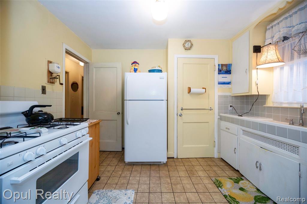 6514 Woodmont Avenue, Detroit, MI 48228 — Photo 5